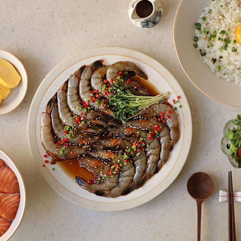 새우장을 머리와 껍질을 벗기고 먹기 좋은 크기로 잘라 맛있게 즐겨주세요.