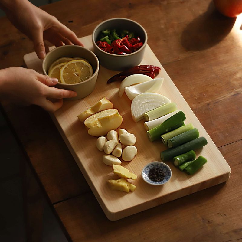 청양고추와 홍고추는 송송 썰고, 레몬은 얇게 슬라이스해주세요. 
다림 간장 재료의 사과와 양파, 대파, 청양고추는 큼직하게 썰어주세요.