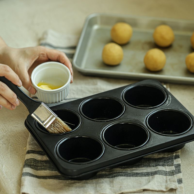 타르트 틀에 버터를 소량 바른 후 반죽을 넣고 손으로 펼쳐주세요.