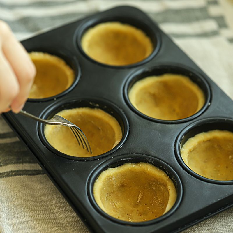 바닥을 포크로 찍어 준 후 180도로 예열한 오븐에서 10분간 구워주세요.
(tip. 포크로 찍는 작업은 피케라고 부르며 반죽의 수축을 막고 평평하게 익힐 수 있어요)