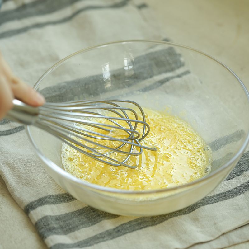 볼에 타르트 재료를 넣고 주걱으로 섞어주세요.