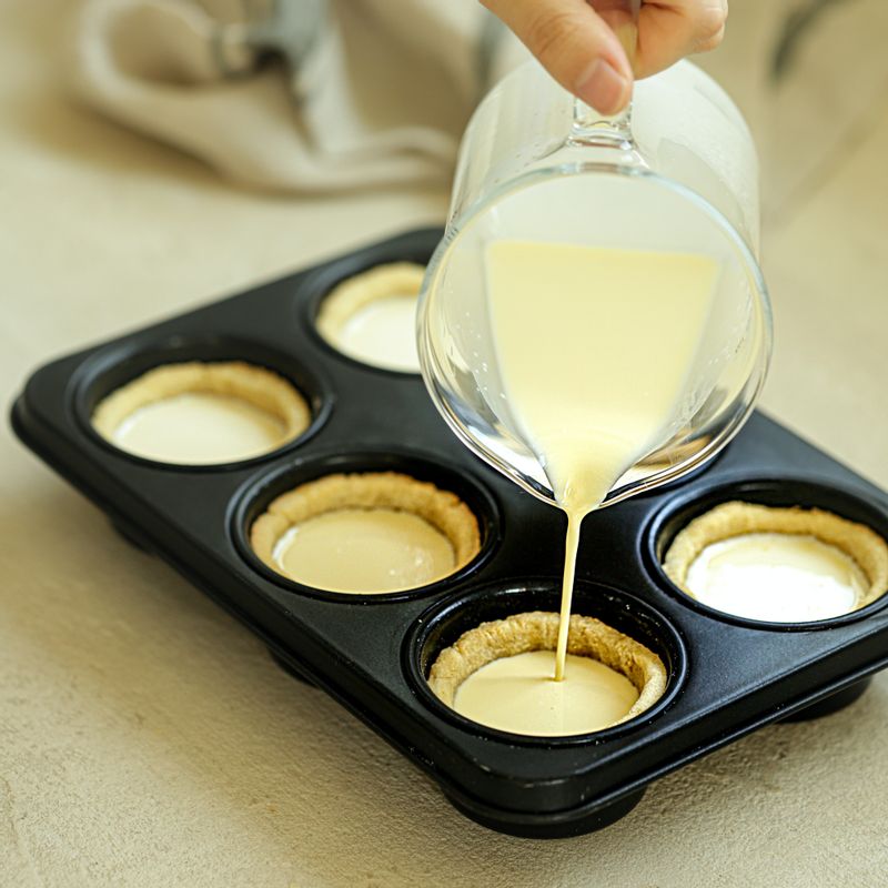 구워둔 타르트지에 필링을 90% 정도 채워주세요.