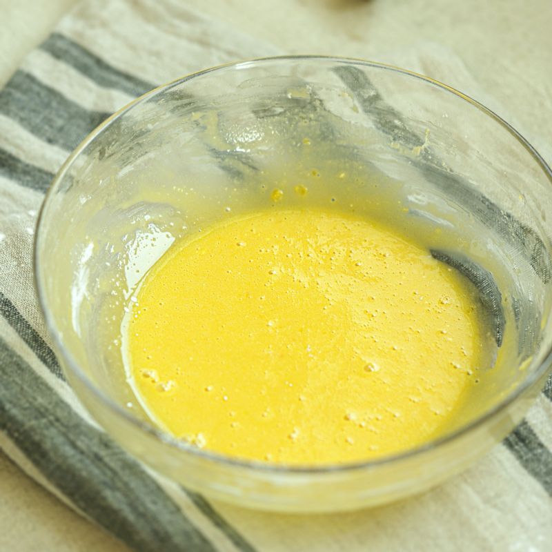 달걀노른자에 에리스리톨을 넣고 휘핑기로 섞다가 애로루트 가루와 바닐라 익스트랙을 넣고 섞어주세요.