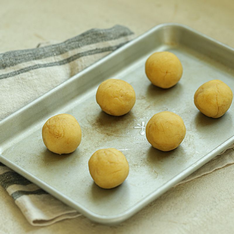 반죽을 50g 정도로 떼어 6등분 한 후 둥글게 빚어주세요.