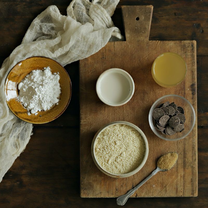 비건 마카롱을 위한 재료 이미지로 병아리콩 병/캔 콩물,황설탕,아몬드 가루,슈가파우더,주석산 (생략 가능) 등으로 구성 되어있습니다.