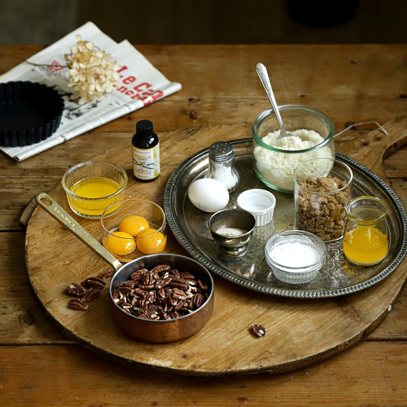 키토 피칸 파이을 위한 재료 이미지로 녹인 무염 버터,달걀,아몬드 가루,차전자피 가루,소금 등으로 구성 되어있습니다.