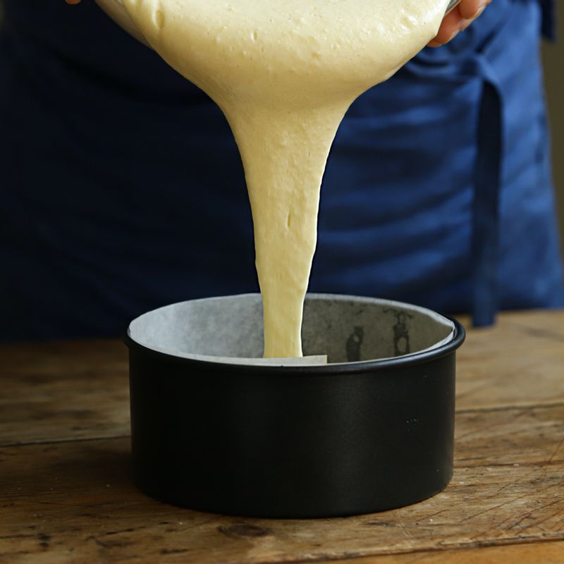 유산지를 깐 오븐 틀에 반죽을 붓고 바닥에 1~2회 내리쳐 기포를 정리해주세요.