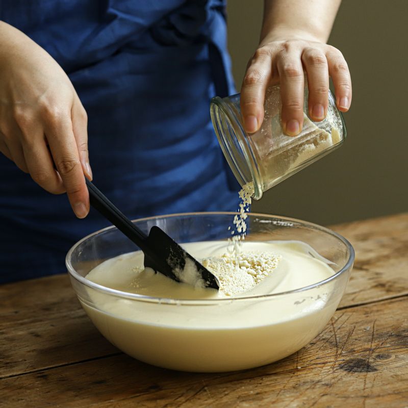 아몬드 가루와 베이킹파우더를 넣고 주걱으로 가볍게 섞어주세요.