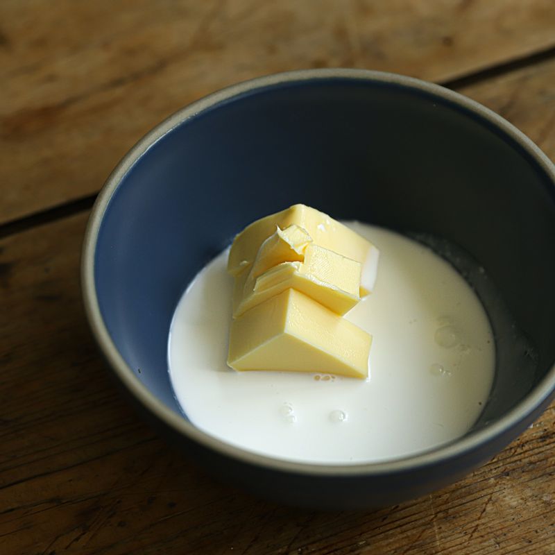 버터와 생크림, 바닐라 익스트랙을 섞은 후 기존 반죽을 조금 덜어 섞은 후 합쳐주세요.
(tip. 버터와 생크림은 따뜻하게 중탕한 것을 사용해주세요)