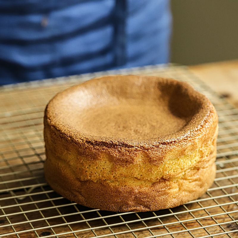 구워진 카스테라는 식힘망 위에서 식혀주세요.