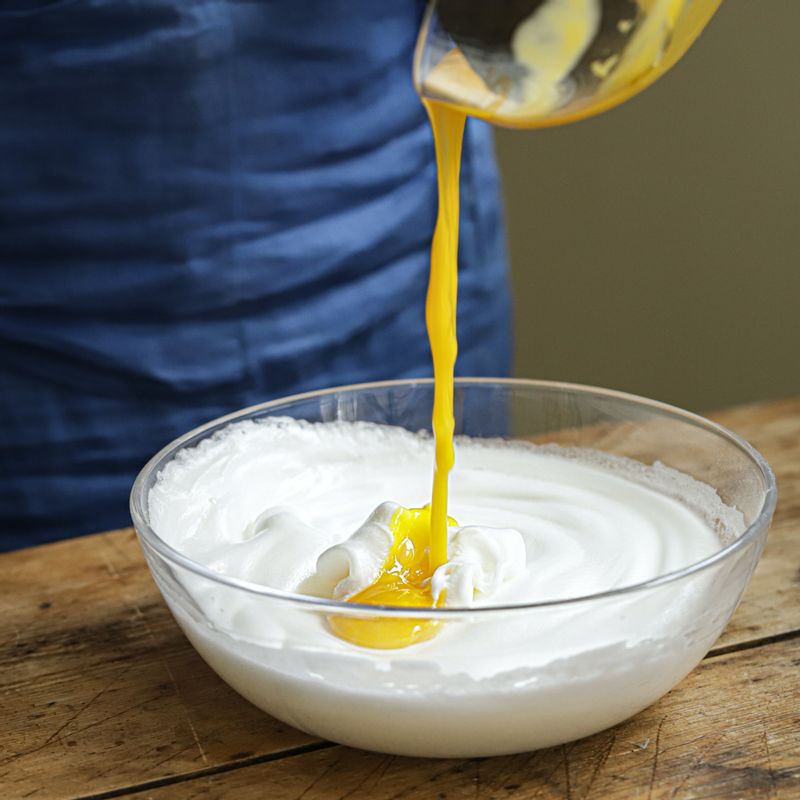 휘핑한 흰자에 노른자를 넣고 저속으로 1분간 휘핑해 주세요.