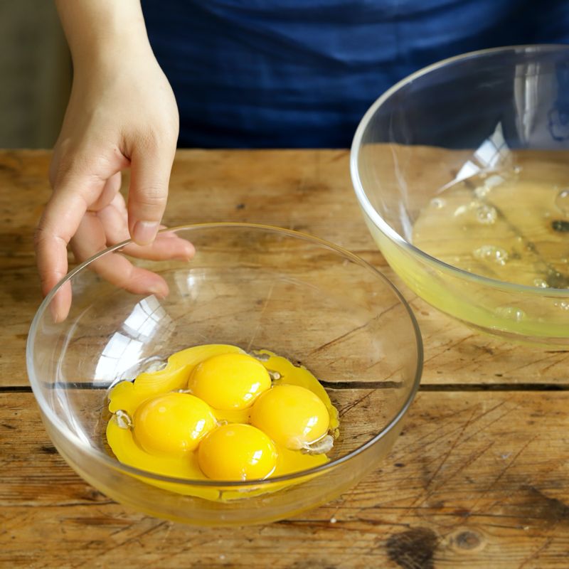 달걀노른자와 흰자를 분리해 각각 담아주세요.