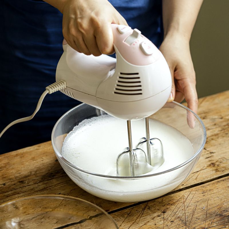 달걀흰자를 핸드믹서로 휘핑해 거품을 내주세요. 에리스리톨을 3번에 나눠 넣어가며 거품이 풍성해질 때까지 고속으로 휘핑해 주세요.