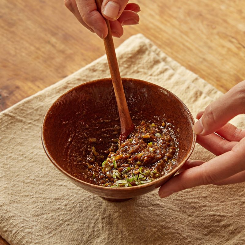 볼에 된장소스 재료를 넣고 섞어주세요.