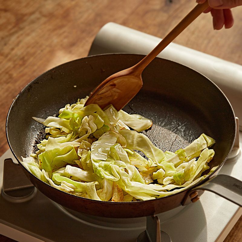 양파가 반쯤 익으면 양배추를 넣고 볶다가 마지막에 팽이버섯을 넣고 소금과 후춧가루를 뿌려 볶아주세요.