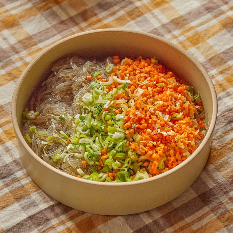 당면이 담긴 볼에 대파와 당근을 넣고 섞어주세요.