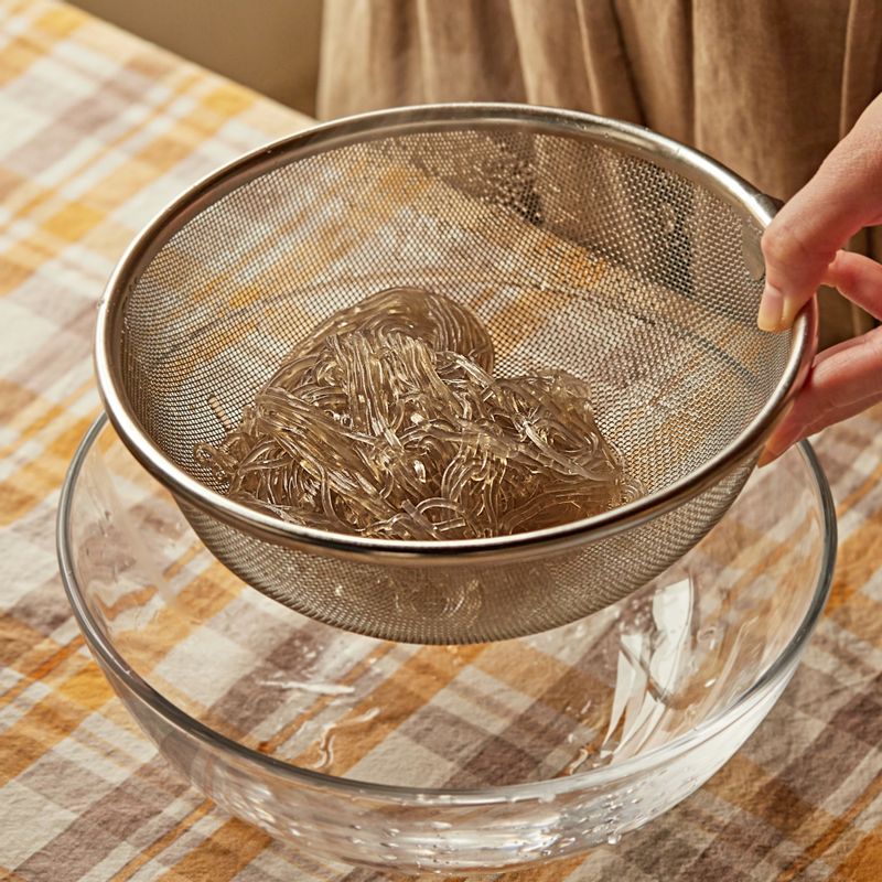당면은 끓는 물에 5분 정도 삶아 찬물에 헹궈주세요. 체에 밭쳐 물기를 뺀 후 먹기 좋은 크기로 잘라주세요.
(tip. 당면을 찬물에 헹궈주면 더욱 쫄깃쫄깃한 식감으로 드실 수 있어요)
(tip. 도마와 칼 대신 가위를 사용하면 더욱 수월하게 자를 수 있답니다)