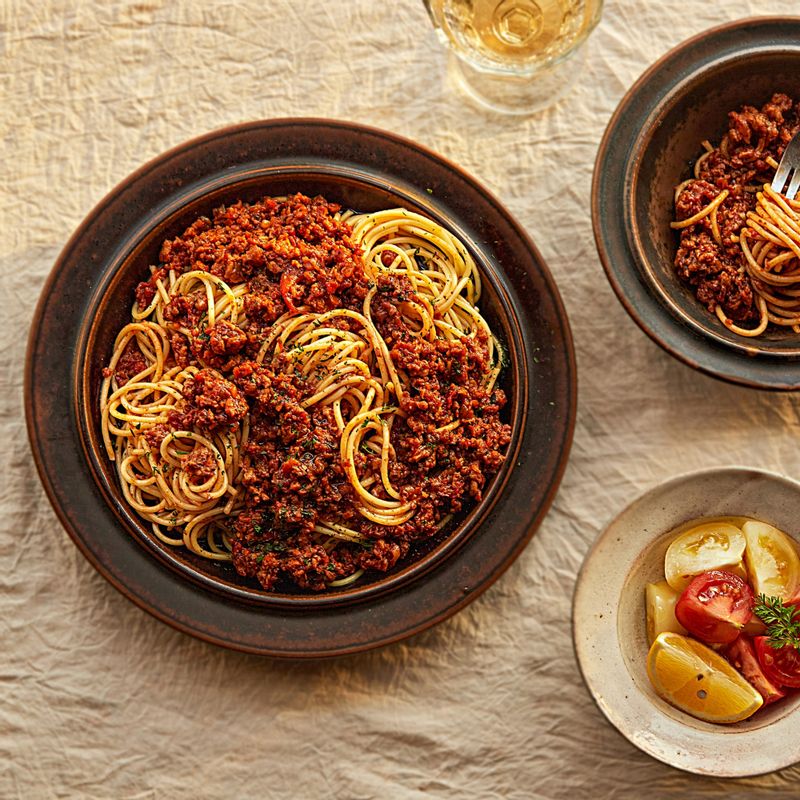 접시에 스파게티 면을 담은 후 볼로네제 소스를 담아주세요. 올리브유와 후춧가루, 파슬리를 살짝 뿌려 완성해 주세요.
(tip. 가득 만들어 오래 드시고 싶다면, 밀폐용기에 소분해서 냉동 보관 후 꺼내 드셔도 좋아요)