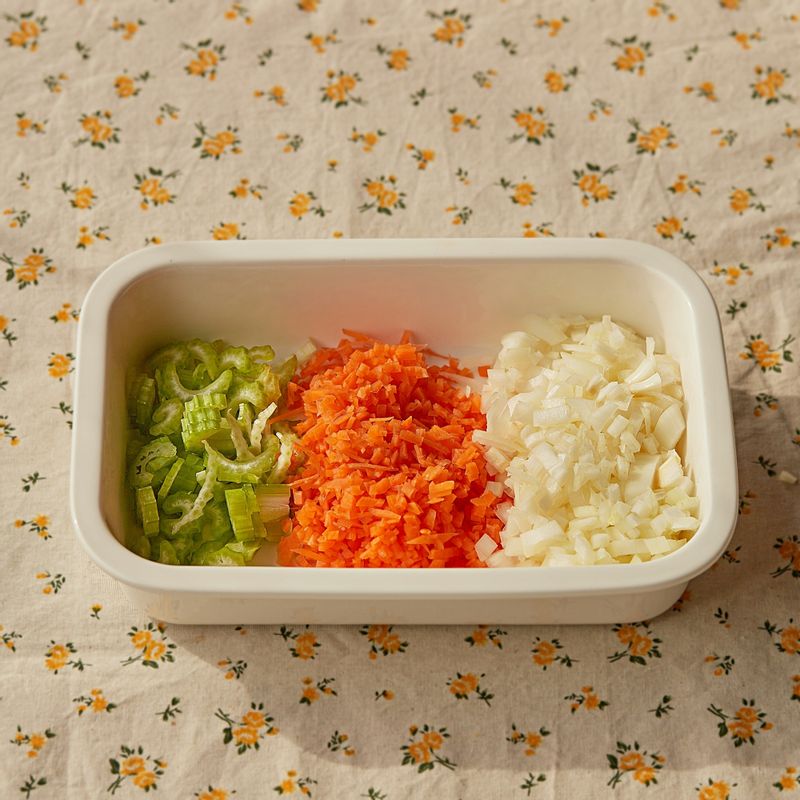 양파와 당근, 샐러리는 잘게 다져주세요.