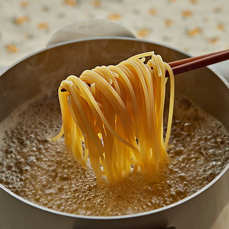 끓는 물 1리터에 소금 ½ 큰 술을 넣고 스파게티 면을 삶아 체에 밭쳐 물기를 빼주세요.