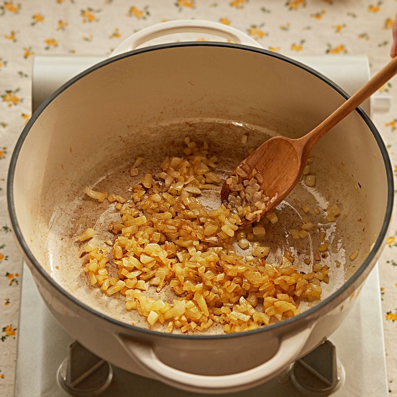 달군 팬에 올리브유를 두르고 양파가 갈색빛이 돌 때까지 볶아주세요. 당근, 샐러리, 마늘을 넣어 살짝 볶아주세요.