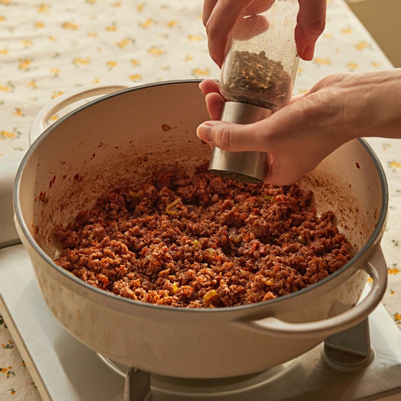 대체육을 넣고 물기가 날아갈 때까지 볶아주다가 후추를 넣고 마무리해 주세요. (tip. 고슬고슬한 소보로 질감이 되도록 볶아주세요)