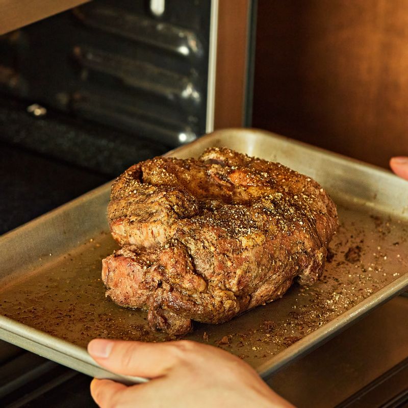 돼지고기를 200도로 예열한 오븐에 넣고 15~20분 정도 지방과 껍질이 바삭하게 익을 수 있도록 노릇노릇하게 익혀주세요.
(tip 오븐의 세기와 고기의 두께에 따라 조리시간을 가감해 주세요.)