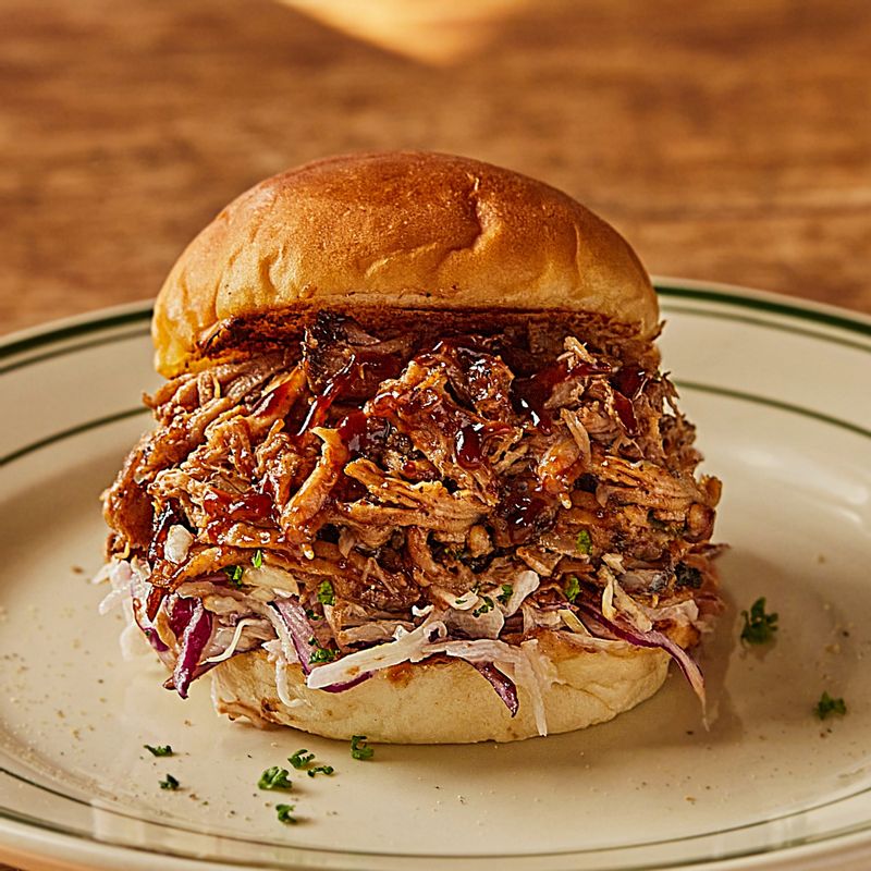 기호에 따라 코울슬로 샐러드와 피클, 할라피뇨, 바베큐 소스를 곁들여 타코 또는 버거로 만들어 맛있게 즐겨주세요.