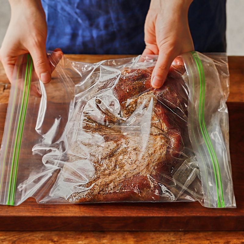 돼지고기를 지퍼팩에 넣고 물이 들어가지 않도록 이중으로 포장해 주세요. 전기밥솥에 넣은 후 보글보글 끓어오르려고 하는 물을 돼지고기가 잠길 정도로 부어주세요. 보온 기능 버튼을 눌러 75도의 온도에서 18~20시간 정도 수비드 형태로 익혀주세요.
(tip 고기의 두께와 크기에 따라 익히는 시간을 가감해 주세요.)