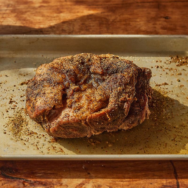 부드럽게 익힌 돼지고기는 육즙을 따라내고 지방이 위쪽으로 올라오게 오븐 팬에 올린 후 나머지 밑간 재료를 한 번 더 고르게 펴 발라주세요.