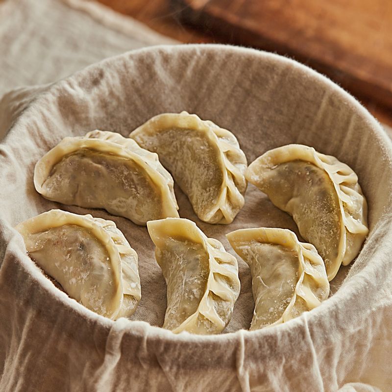 김 오른 찜통에 만두를 넣고 8~10분 정도 쪄주세요.
(tip 기호에 따라 팬에 기름을 자작하게 붓고 만두를 노릇하게 구워 즐겨주세요.)