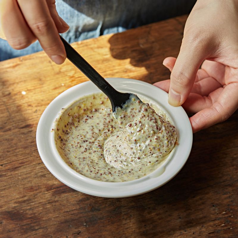 볼에 소스 재료를 넣어 섞어주세요.