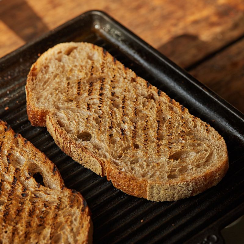 달군 그릴 팬에 빵을 올리고 그릴 자국이 나도록 구워주세요.
(tip. 구운 식빵을 서로 맞대어 세워두면 눅눅하지 않게 드실 수 있어요.)