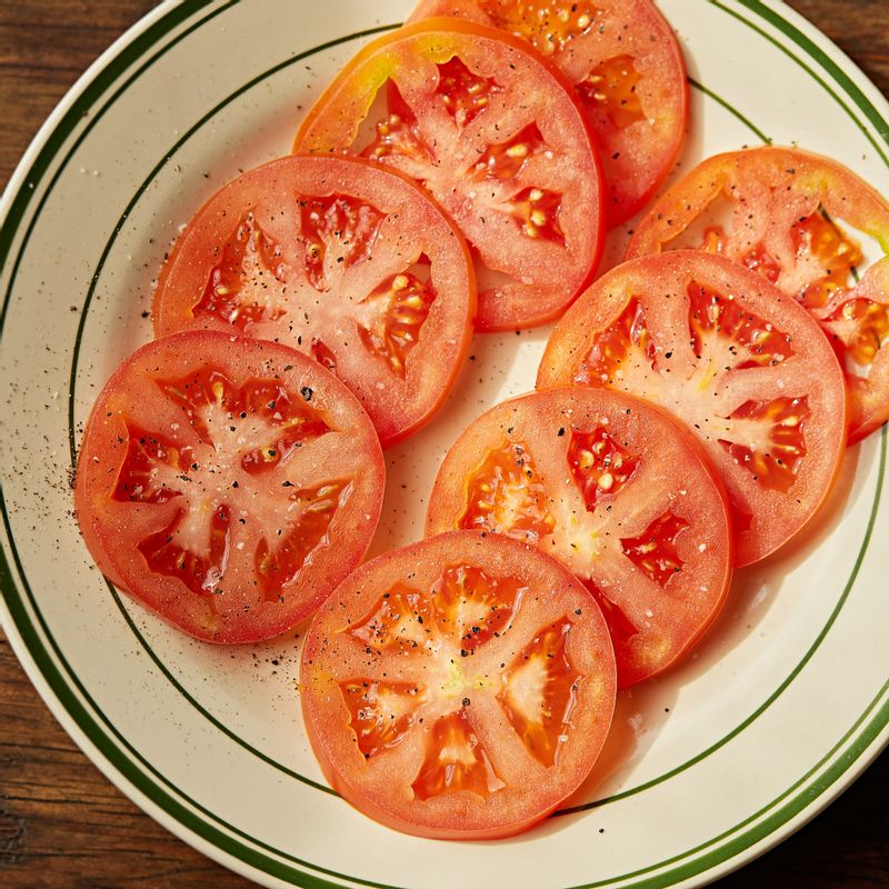토마토는 얇게 썰고 물기를 제거한 후 소금과 후춧가루를 뿌려주세요.
(tip. 소금은 토마토의 수분을 제거하고 간을 맞춰주는 역할을 해요.)