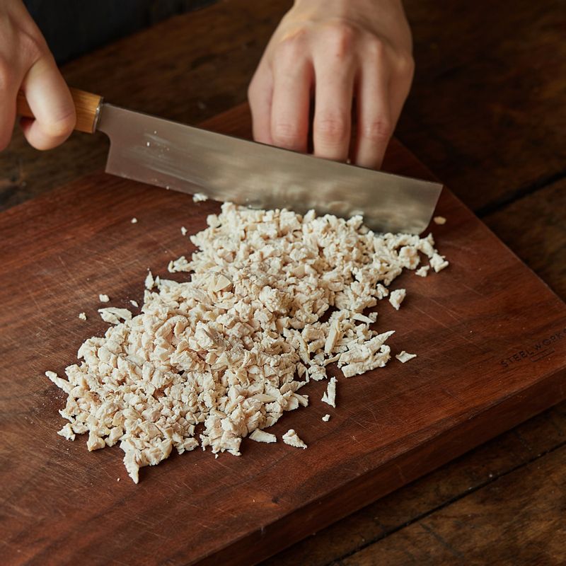 삶은 닭 가슴살은 칼로 썬 후 볼에 담아 가위로 곱게 잘라 주세요. 로메인은 찬물에 5분 정도 담가준 후 물기를 최대한 제거해 주세요.
(tip. 최대한 곱게 잘라주어야 부드러운 식감이 살아나요.)