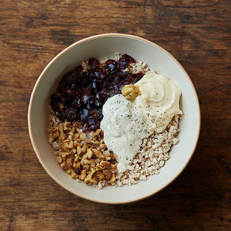 다진 닭 가슴살과 다진 호두, 크랜베리, 그릭 요거트, 마요네즈, 연유, 레몬즙, 소금, 후춧가루를 넣고 잘 버무려주세요.
(tip. 그릭요거트는 달지 않고 향이 없어야 재료와 잘 어우러지고 맛있어요.)