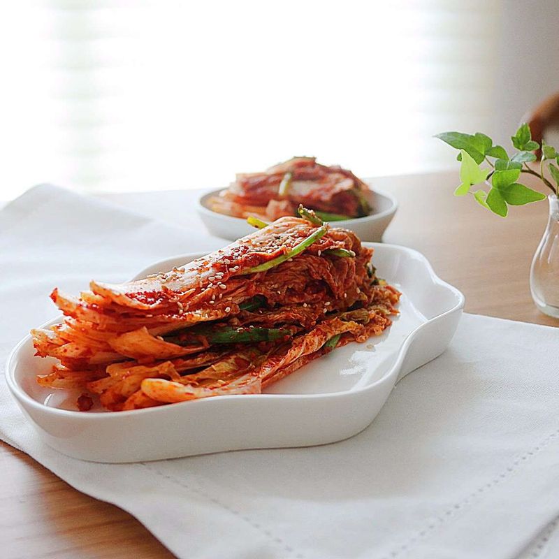 배추에 양념을 넣고 살살 버무리다가 쪽파를 넣고 소금으로 간을 맞춰줍니다. 마지막에 참기름과 통깨를 뿌려주세요.