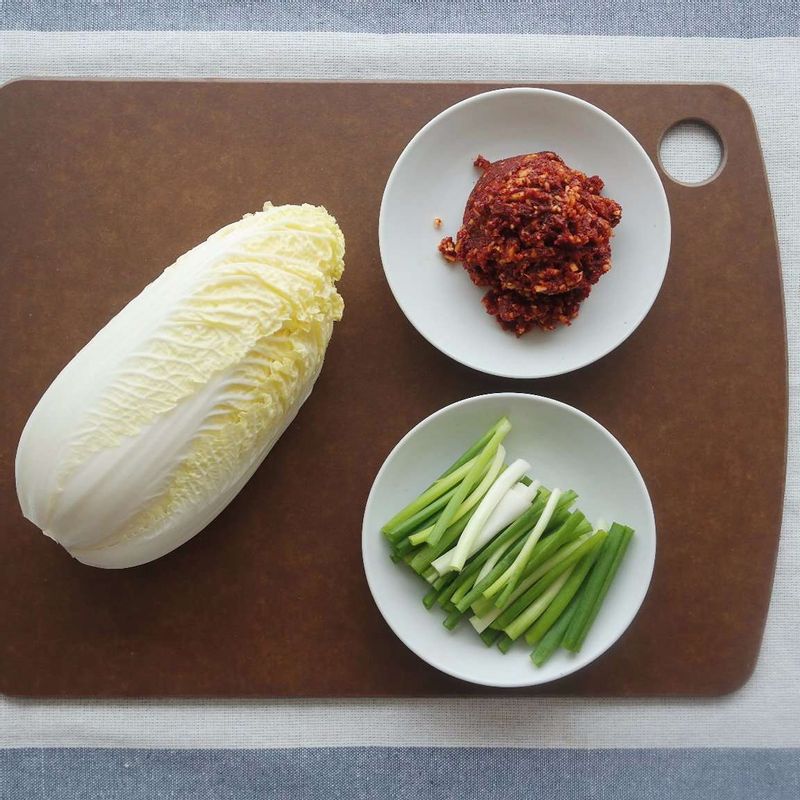 겉절이을 위한 재료 이미지로 알배추,쪽파,소금,참기름,통깨 등으로 구성 되어있습니다.