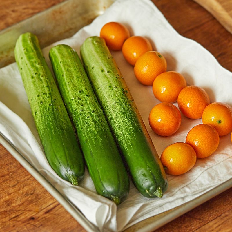 오이와 금귤은 베이킹소다를 풀은 물에 담가 소금으로 비벼 씻은 후 물에 헹궈 깨끗이 씻어 물기를 제거해주세요.