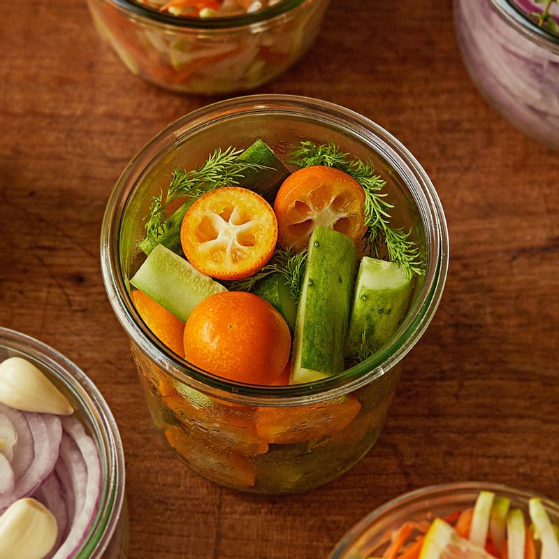 소독한 유리병에 오이와 금귤, 딜을 넣고 끓인 피클주스의 피클링 스파이스를 걸러낸 후 뜨거울 때 부어주세요.