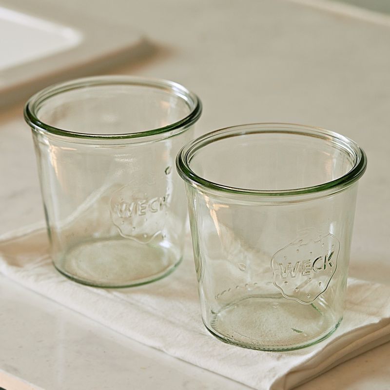 냄비에 유리병을 거꾸로 세워 넣고 찬물부터 끓여 열탕 소독한 후 건조시켜주세요.