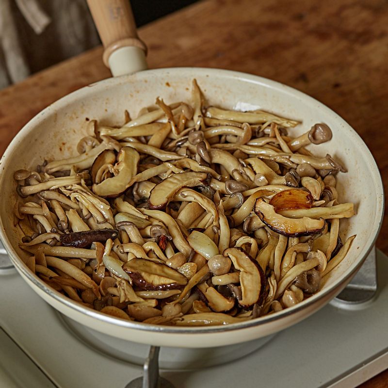 달군 팬에 약간의 올리브유를 두르고 마늘과 페페론치노를 넣어 볶다가 향이 올라오면 버섯을 넣어 강불에서 빠르게 볶다가 레몬즙과 소금, 후춧가루를 뿌려 밑간을 해주세요.
(tip 버섯은 오래 볶으면 수분이 많이 나올 수 있어 강불에서 빠르게 살짝 숨이 죽을 때까지 볶아주세요.)