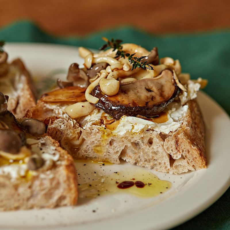버섯 피클은 담근 후 하루 이상 숙성 후 기호에 따라 샐러드 또는 파스타, 빵을 곁들여 맛있게 즐겨주세요.