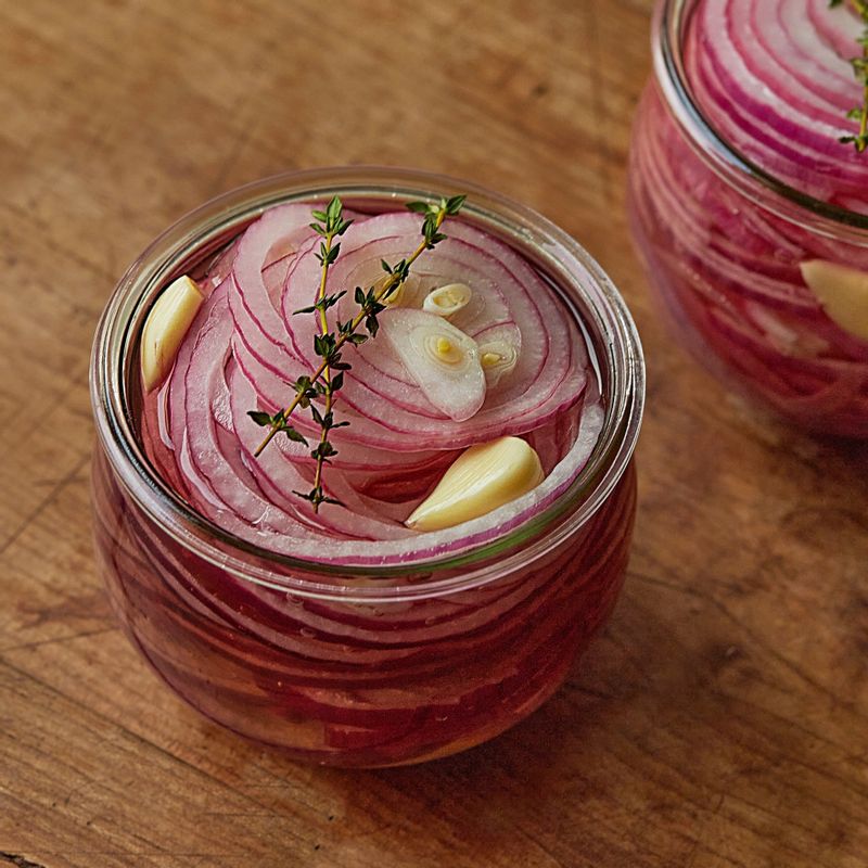 한 김 식힌 후 뚜껑을 닫고 냉장보관해주세요.
(양파 피클은 담근 후 하루 이상 지나면 드실 수 있답니다.)