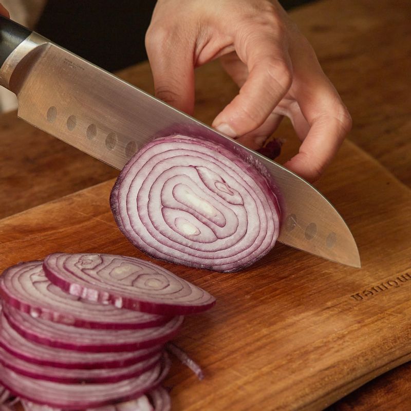 양파는 물기를 제거한 후 링으로 얇게 썰어주세요.(큰양파는 반달모양으로 썰어주세요.)