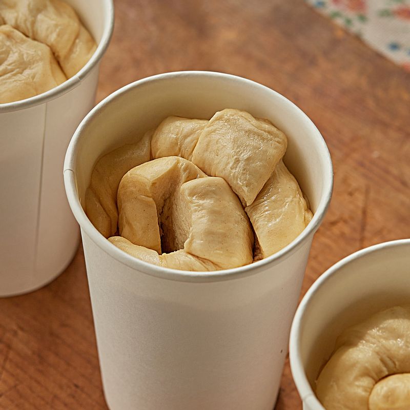 말아둔 생지는 2개씩 종이컵에 담아주세요. 종이컵에 담은채로 10분 정도 실온에서 휴지해주세요.