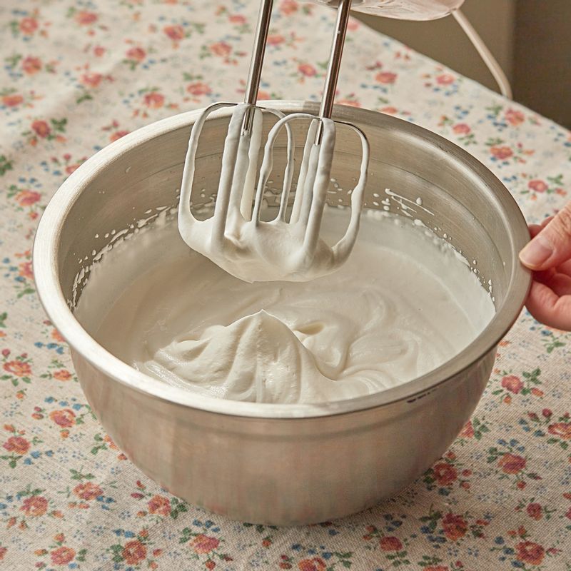 볼에 생크림과 설탕을 넣어 70%정도 휘핑해주세요.