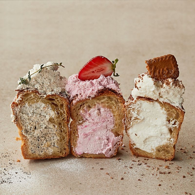 완성된 크로핀을 반으로 잘라 맛있게 즐겨주세요.