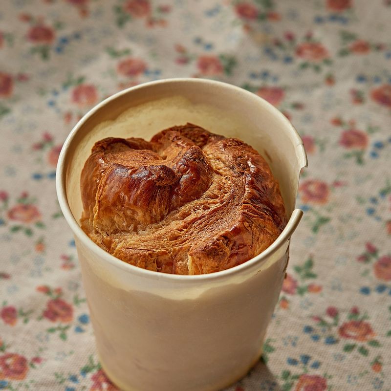 165도로 예열된 오븐에서 45분 정도 구운 후 식힘망에서 충분히 식혀주세요.
(오븐의 성능에 따라 차이가 있을 수 있으니 온도와 시간은 보면서 조절해 주세요)