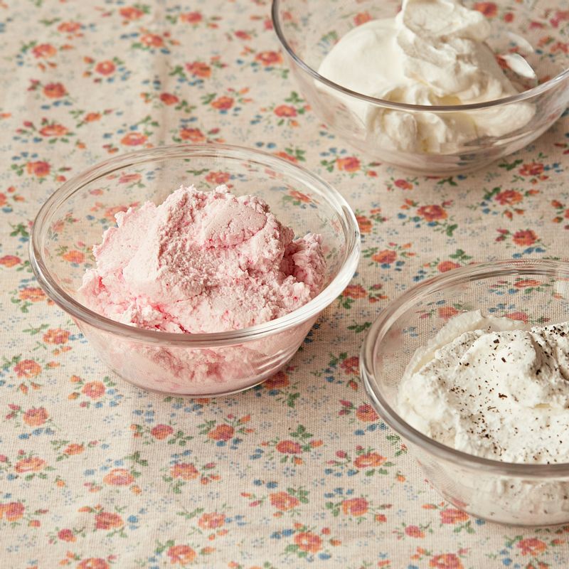 생크림을 ⅓ 양씩 나눈 후 각각 얼그레이, 식용색소를 넣고 20초 정도 더 휘핑해 단단한 크림을 만들어준 후 짤주머니에 각각 담아주세요. 
(플레인 크림은 20초 정도 휘핑해 완성해주세요)